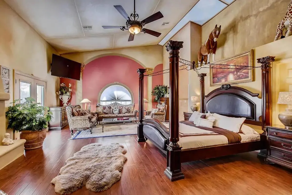 Villa Gordal - Enormous Villa In Las Vegas With 39 Sleeps