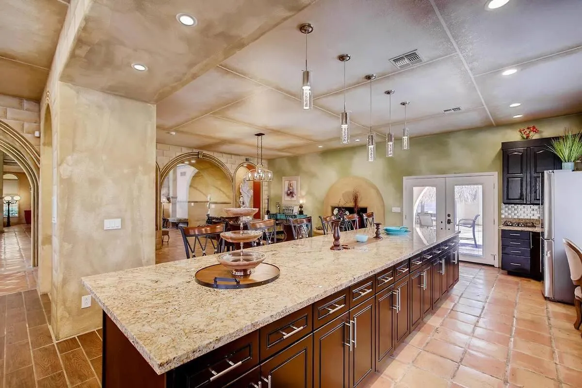 Villa Gordal - Enormous Villa In Las Vegas With 39 Sleeps