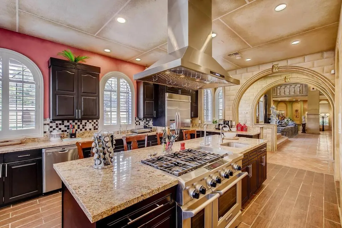 Villa Gordal - Enormous Villa In Las Vegas With 39 Sleeps