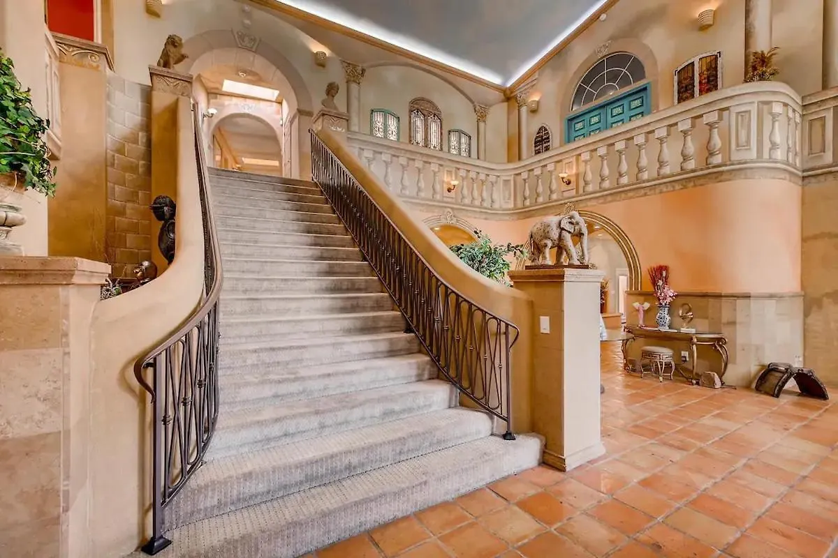 Villa Gordal - Enormous Villa In Las Vegas With 39 Sleeps 0*,  Amerikai Egyesült Államok