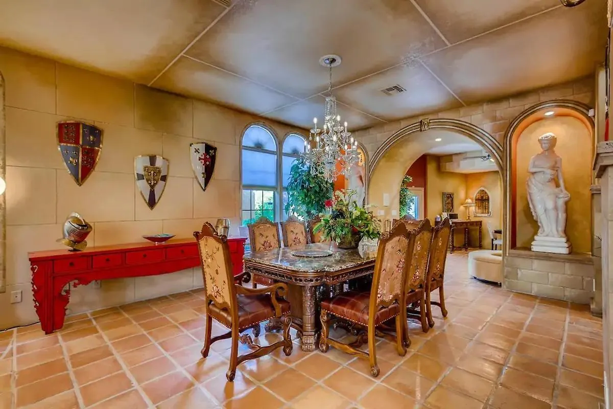 Villa Gordal - Enormous Villa In Las Vegas With 39 Sleeps